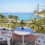 Elena Έρμονες