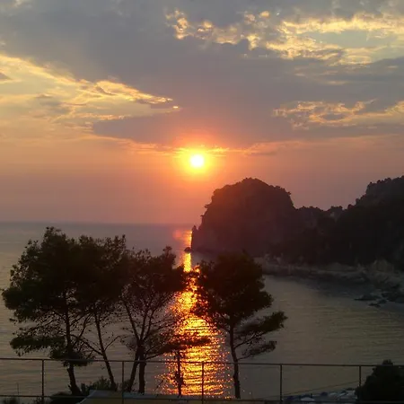 ホテル Elena エルモネス